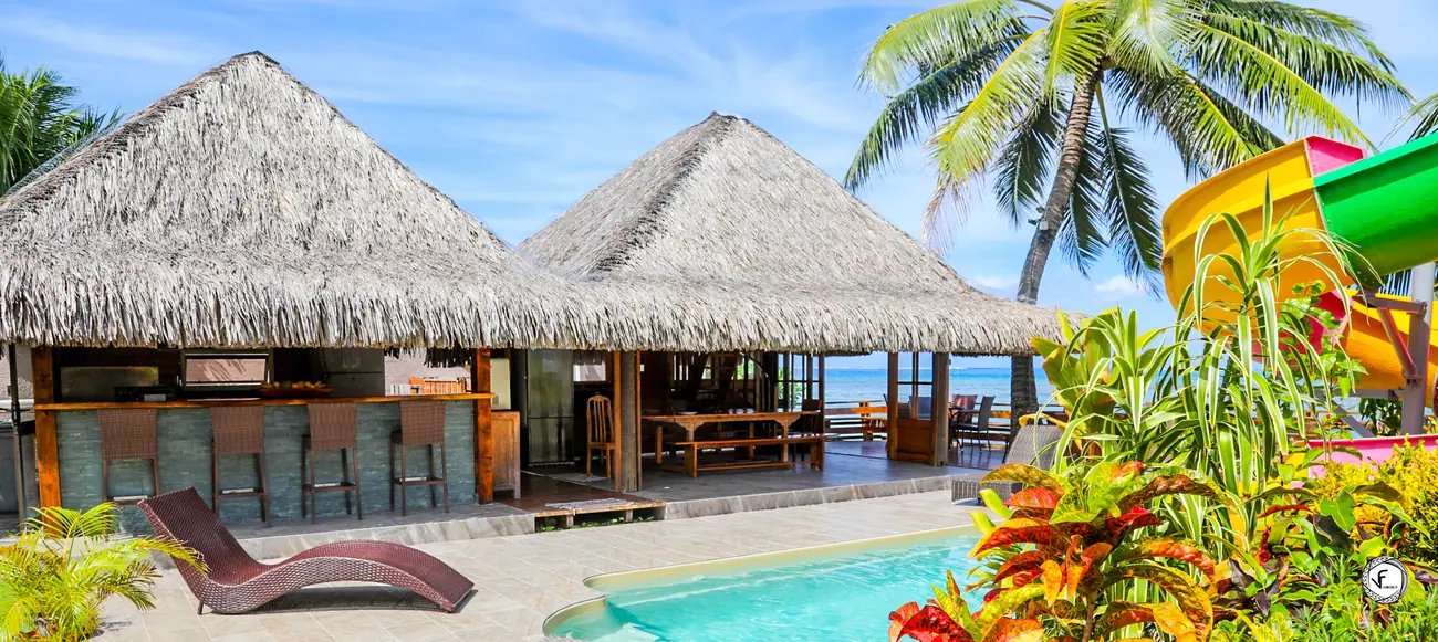 Piscine et fare bar