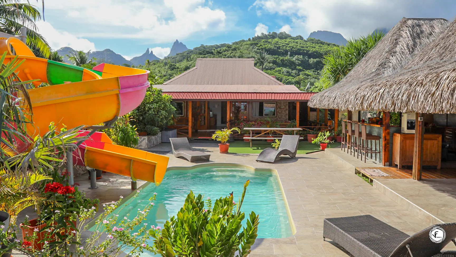 Piscine de la villa face aux montagnes