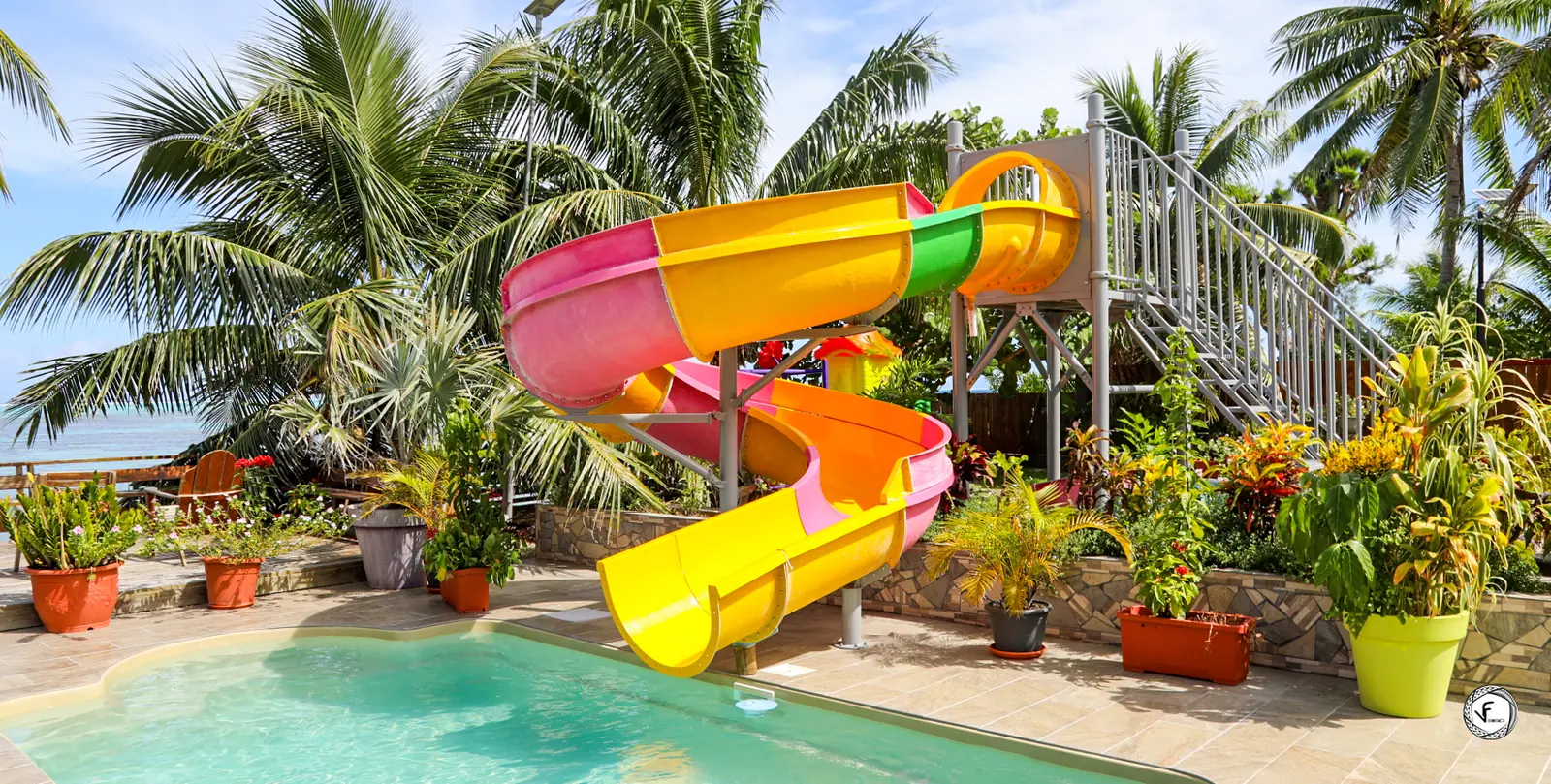 Piscine et toboggan géant face au lagon